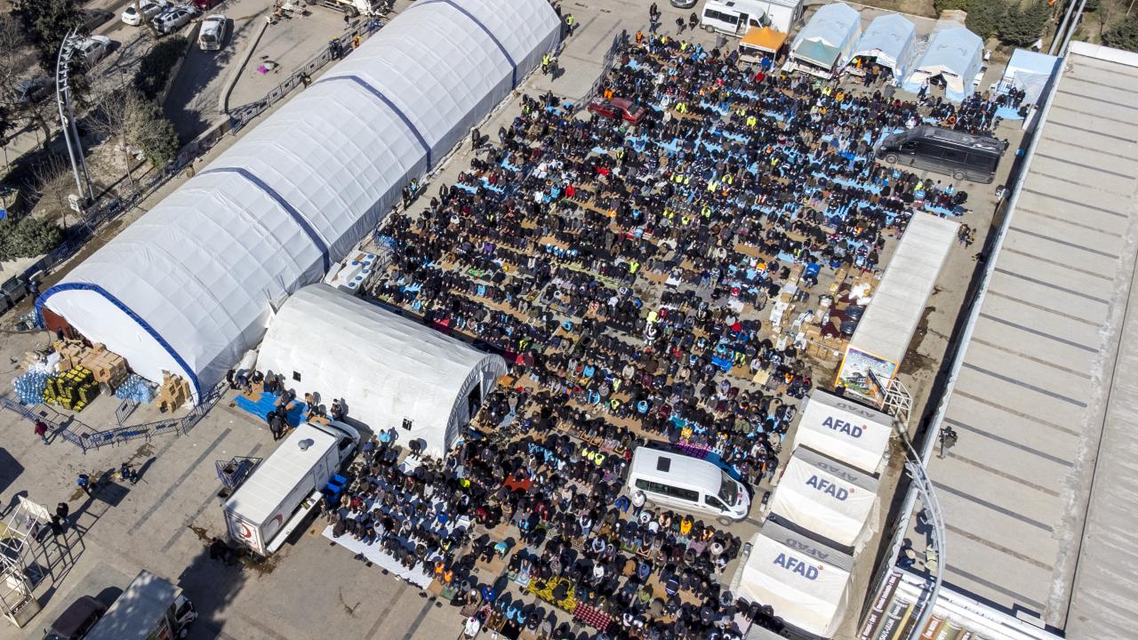 Hüzün dolu son görev… Depremde hayatını kaybedenler için gıyabi cenaze namazı kılındı 6