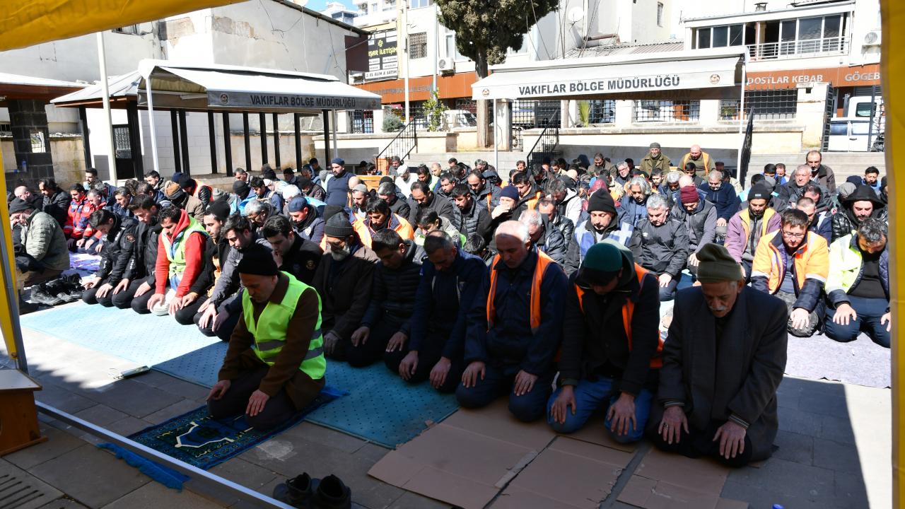 Hüzün dolu son görev… Depremde hayatını kaybedenler için gıyabi cenaze namazı kılındı 11