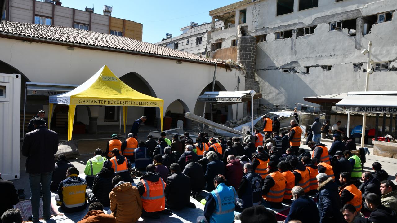 Hüzün dolu son görev… Depremde hayatını kaybedenler için gıyabi cenaze namazı kılındı 10
