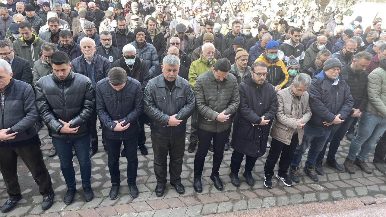 Hüzün dolu son görev… Depremde hayatını kaybedenler için gıyabi cenaze namazı kılındı 12