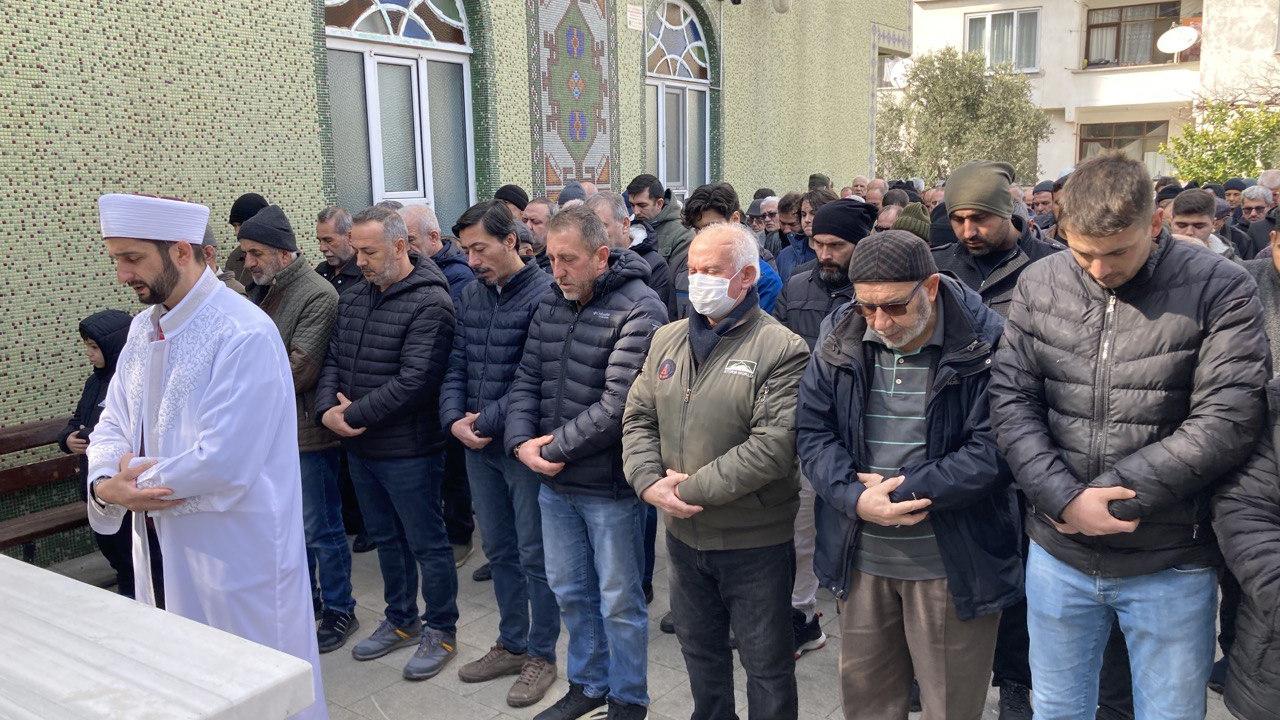 Hüzün dolu son görev… Depremde hayatını kaybedenler için gıyabi cenaze namazı kılındı 14