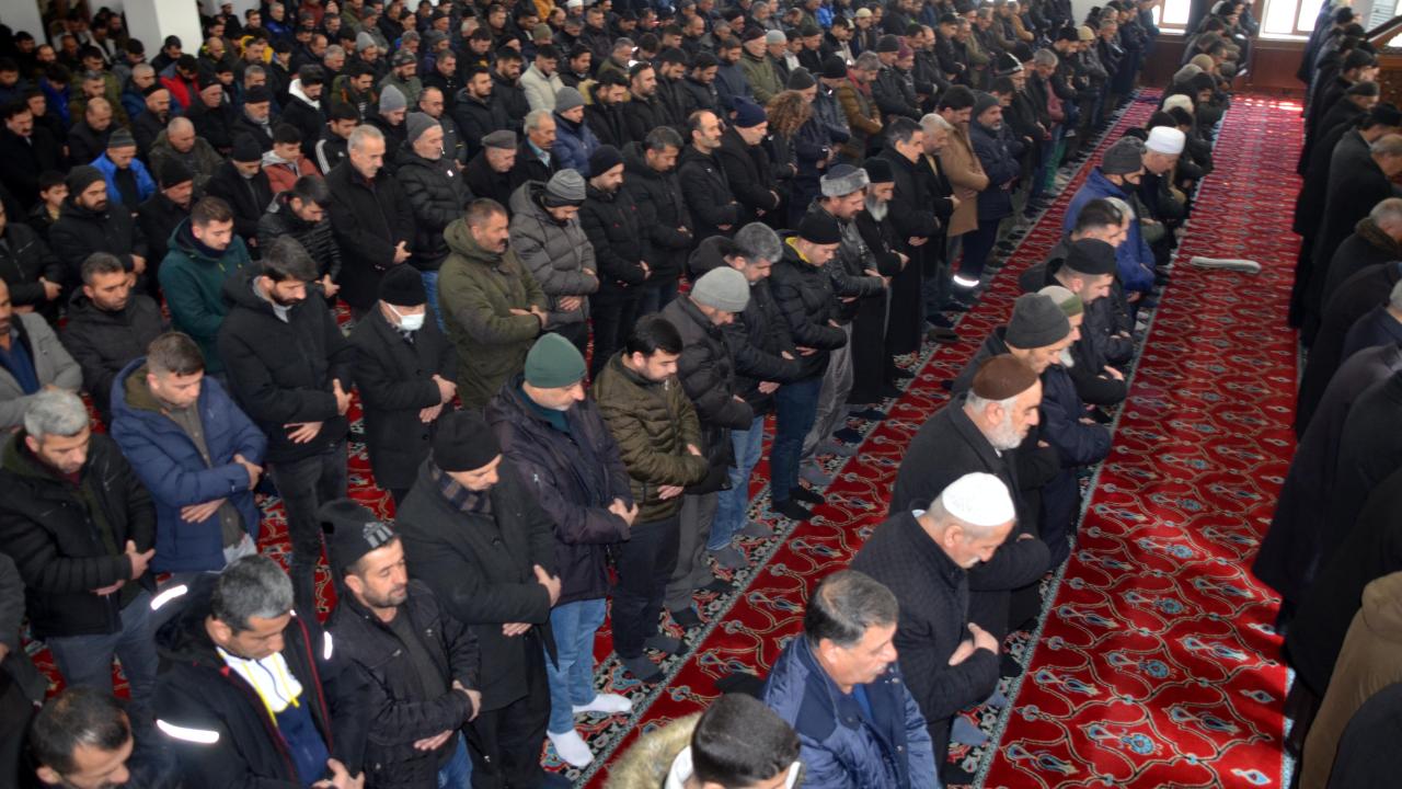 Hüzün dolu son görev… Depremde hayatını kaybedenler için gıyabi cenaze namazı kılındı 15