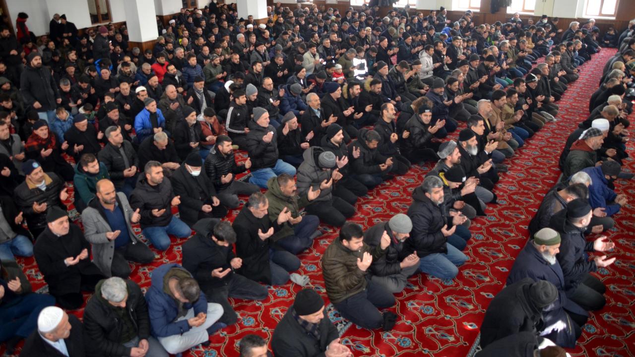 Hüzün dolu son görev… Depremde hayatını kaybedenler için gıyabi cenaze namazı kılındı 16