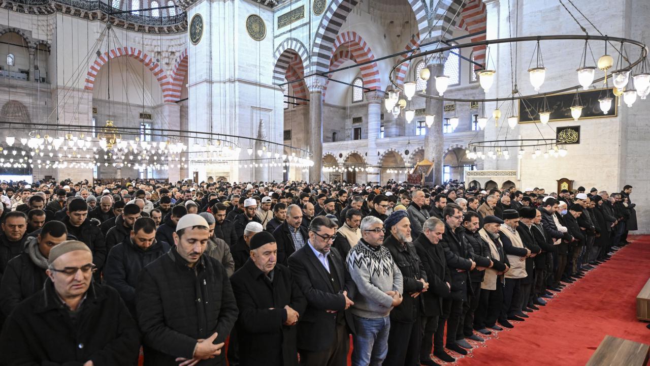 Hüzün dolu son görev… Depremde hayatını kaybedenler için gıyabi cenaze namazı kılındı 18