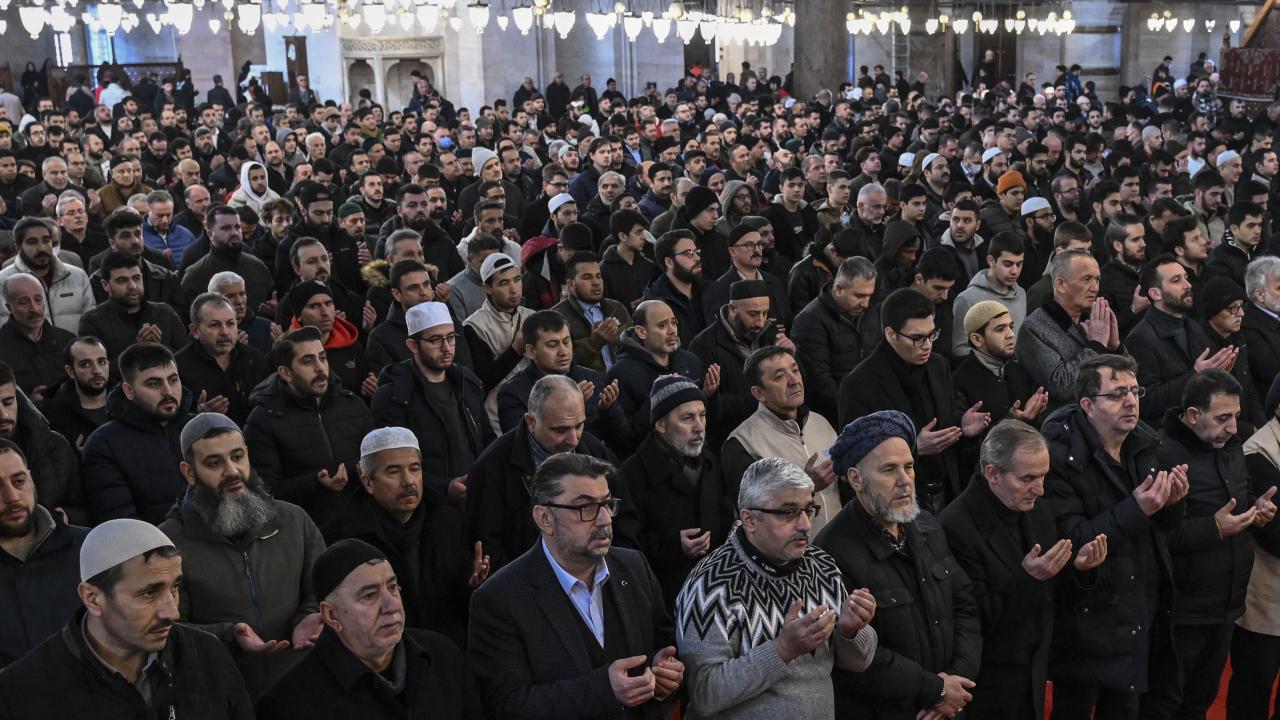 Hüzün dolu son görev… Depremde hayatını kaybedenler için gıyabi cenaze namazı kılındı 19