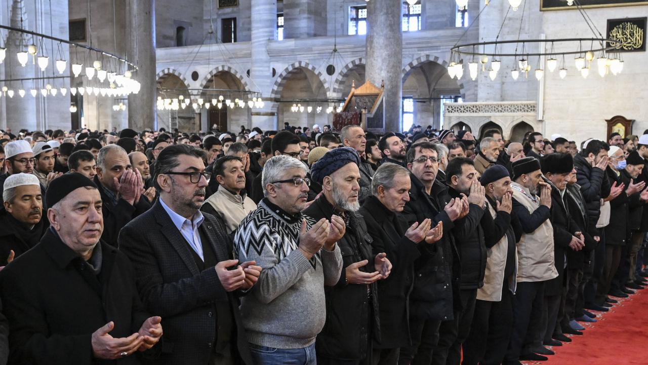 Hüzün dolu son görev… Depremde hayatını kaybedenler için gıyabi cenaze namazı kılındı 17