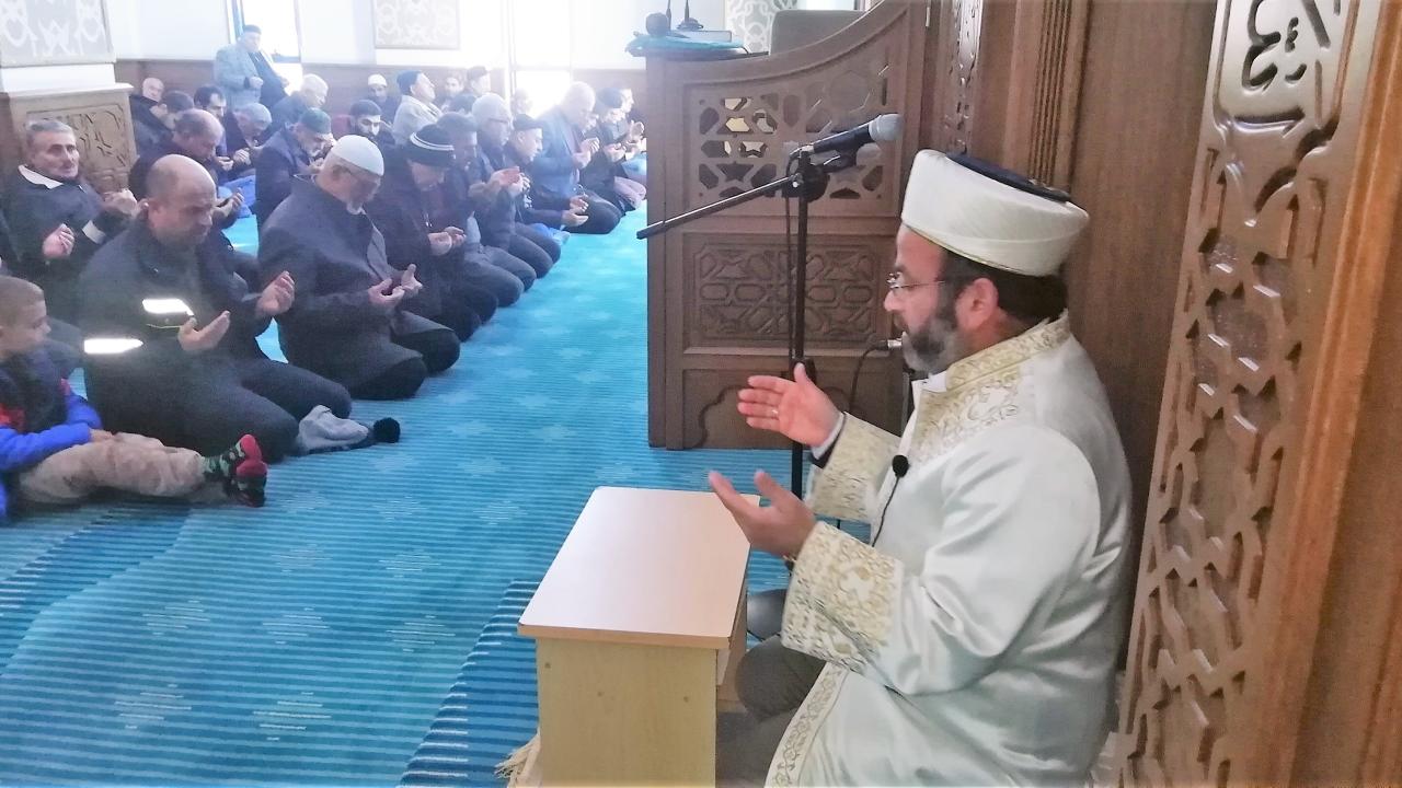 Hüzün dolu son görev… Depremde hayatını kaybedenler için gıyabi cenaze namazı kılındı 20