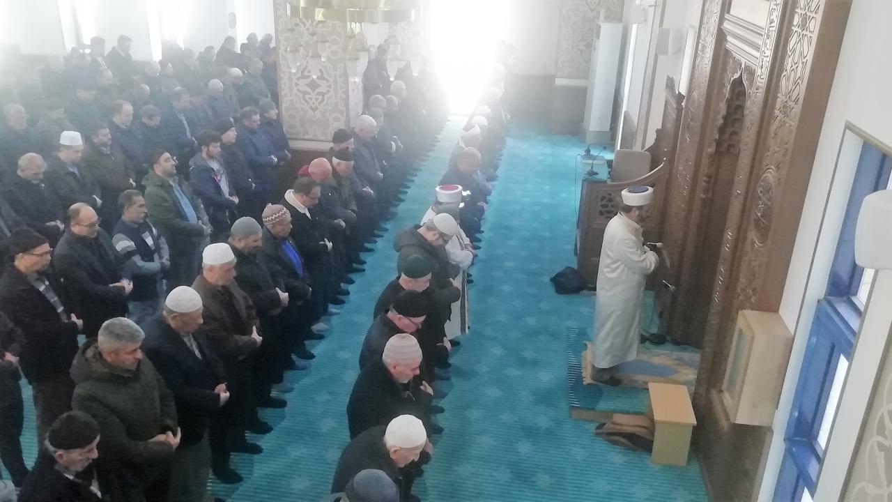 Hüzün dolu son görev… Depremde hayatını kaybedenler için gıyabi cenaze namazı kılındı 21