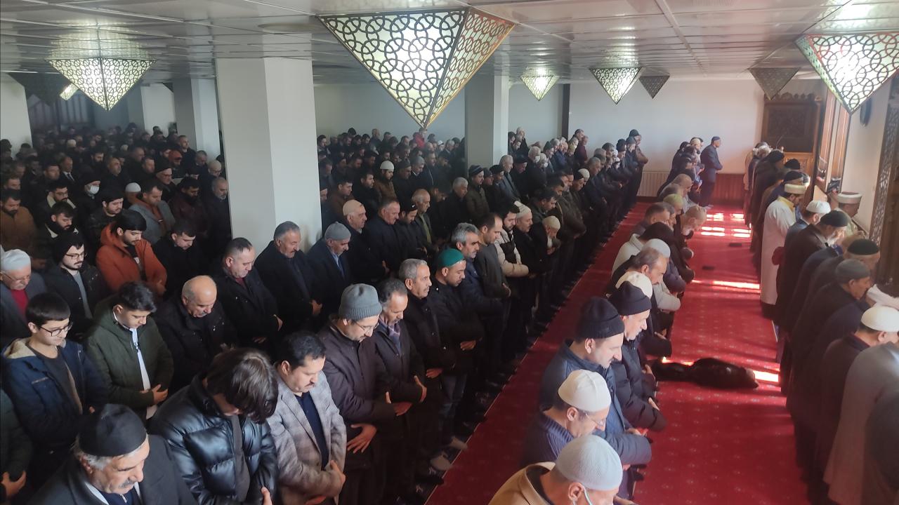 Hüzün dolu son görev… Depremde hayatını kaybedenler için gıyabi cenaze namazı kılındı 23