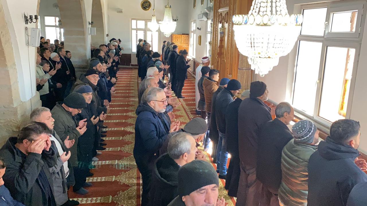 Hüzün dolu son görev… Depremde hayatını kaybedenler için gıyabi cenaze namazı kılındı 25