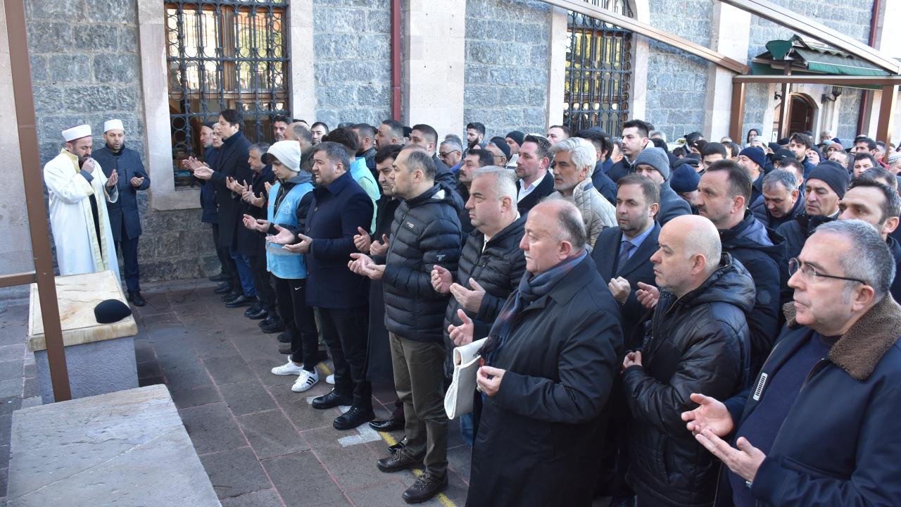 Hüzün dolu son görev… Depremde hayatını kaybedenler için gıyabi cenaze namazı kılındı 27