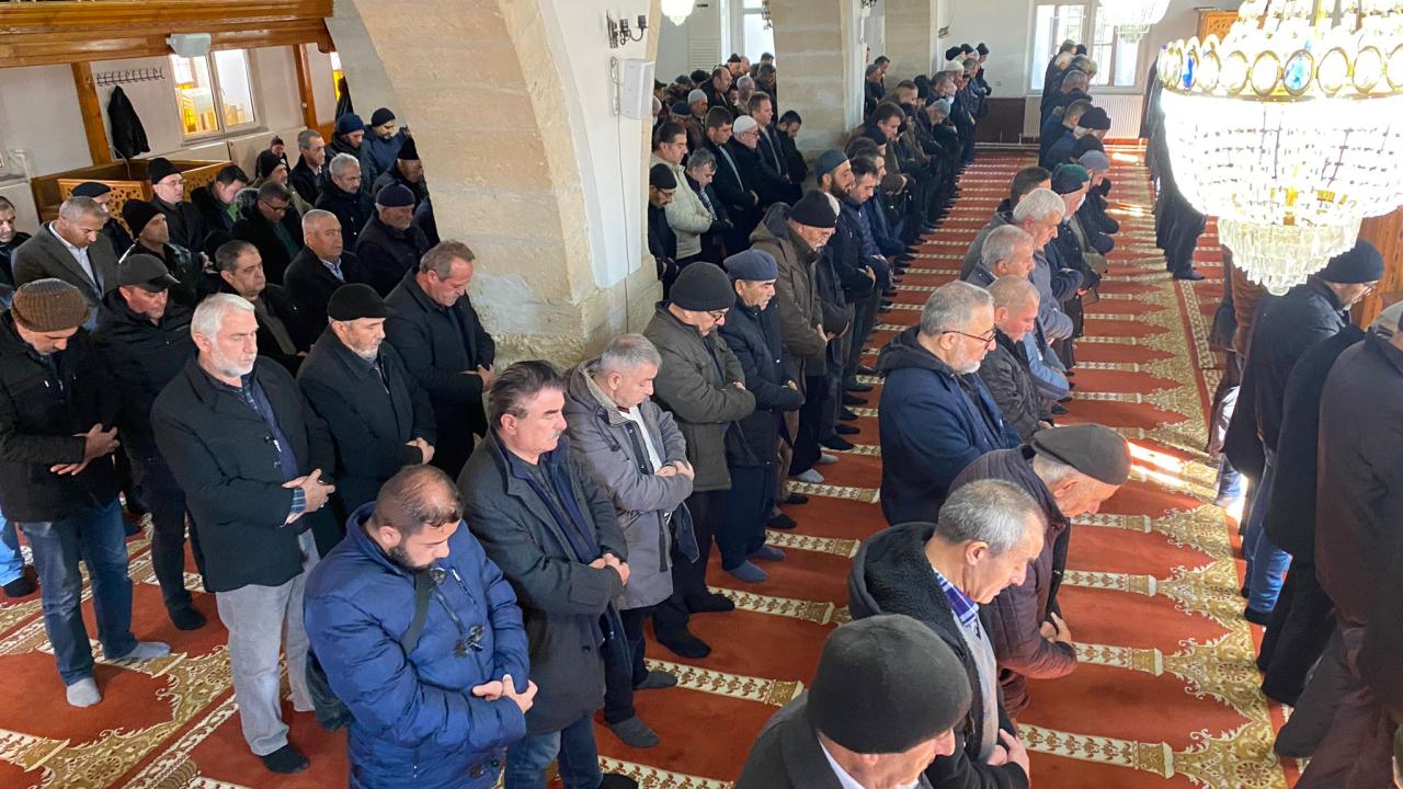 Hüzün dolu son görev… Depremde hayatını kaybedenler için gıyabi cenaze namazı kılındı 26