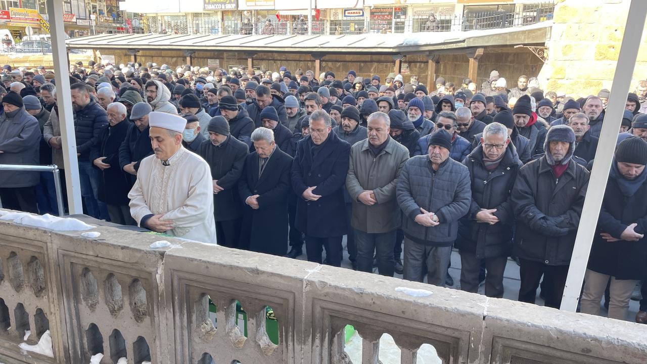 Hüzün dolu son görev… Depremde hayatını kaybedenler için gıyabi cenaze namazı kılındı 29