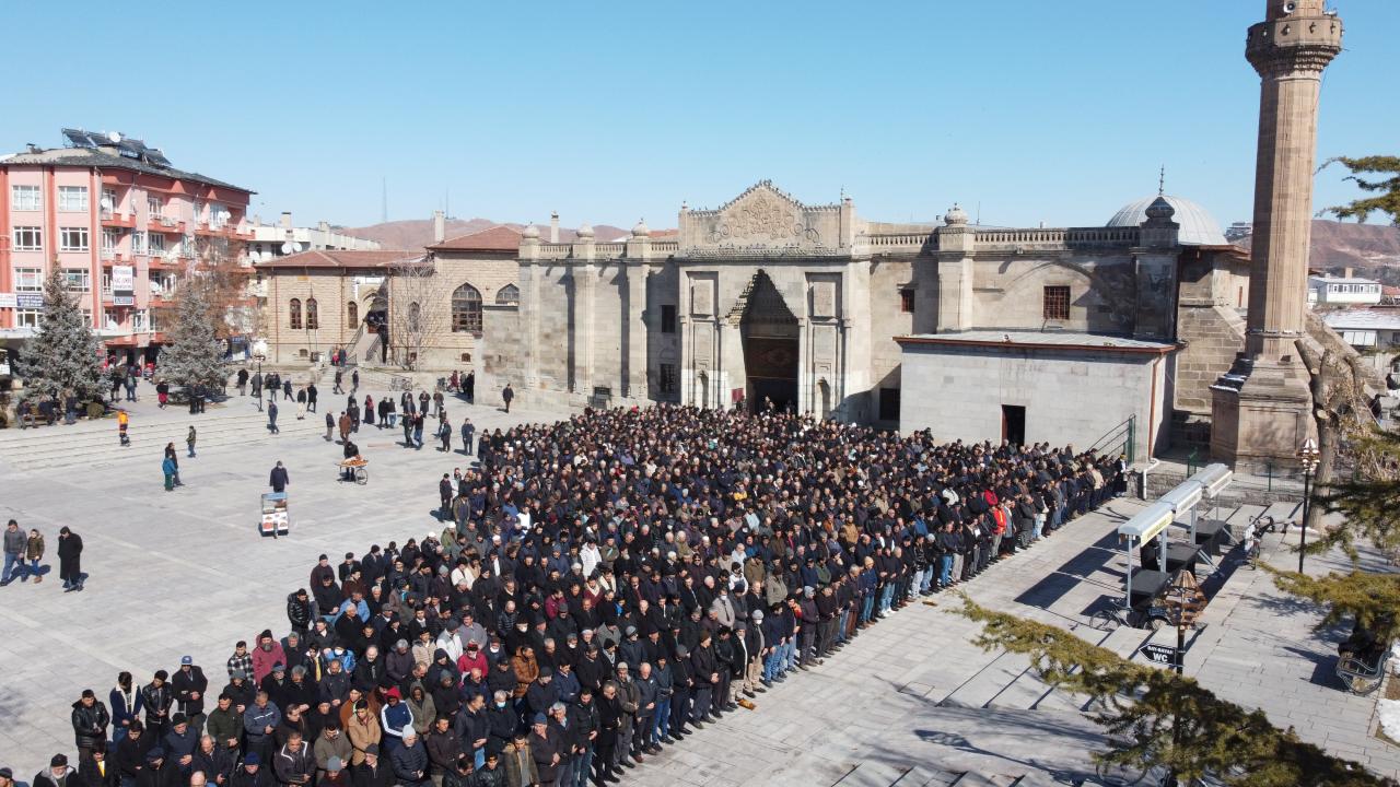Hüzün dolu son görev… Depremde hayatını kaybedenler için gıyabi cenaze namazı kılındı 28