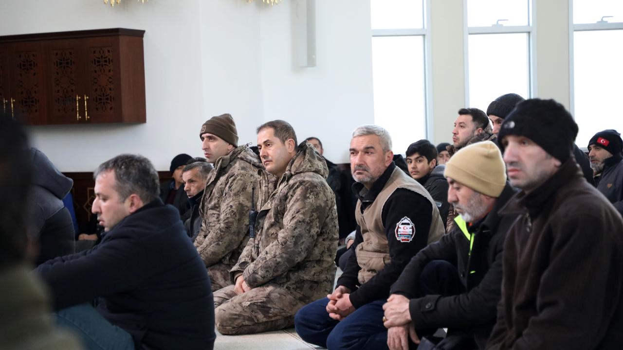 Hüzün dolu son görev… Depremde hayatını kaybedenler için gıyabi cenaze namazı kılındı 31