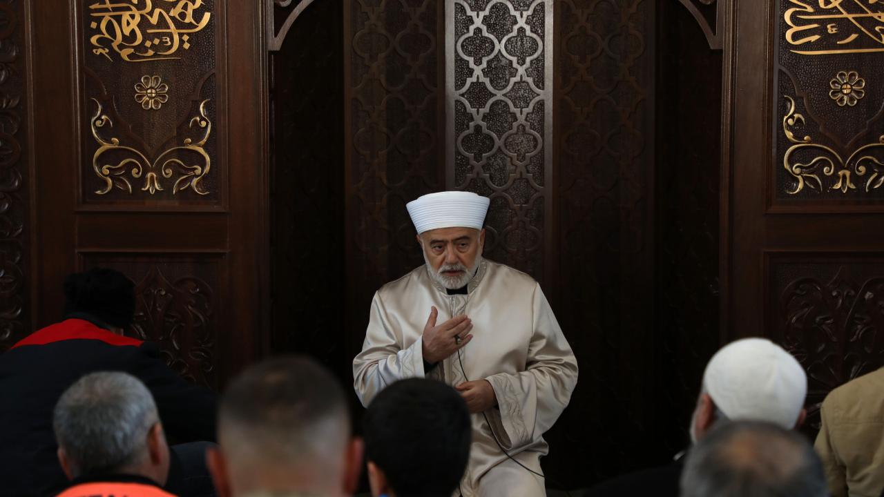 Hüzün dolu son görev… Depremde hayatını kaybedenler için gıyabi cenaze namazı kılındı 30