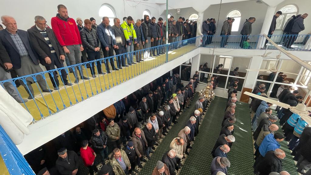 Hüzün dolu son görev… Depremde hayatını kaybedenler için gıyabi cenaze namazı kılındı 34