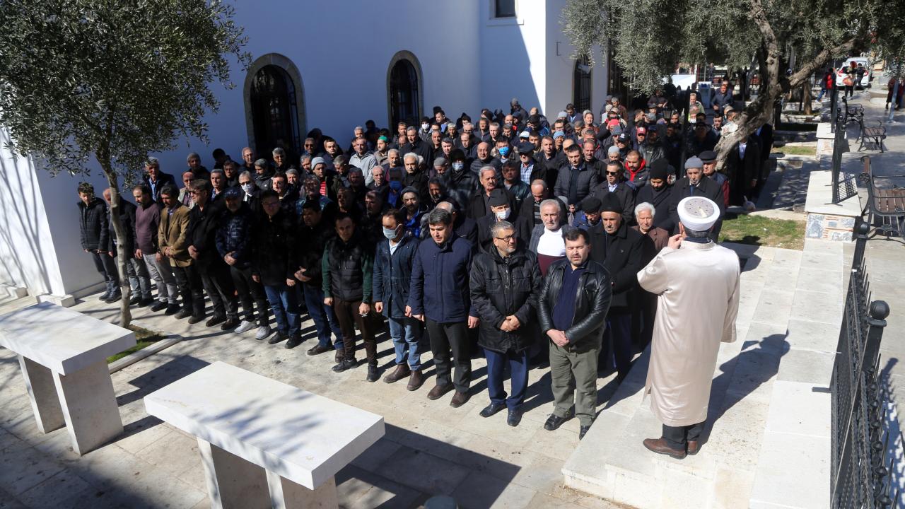 Hüzün dolu son görev… Depremde hayatını kaybedenler için gıyabi cenaze namazı kılındı 33