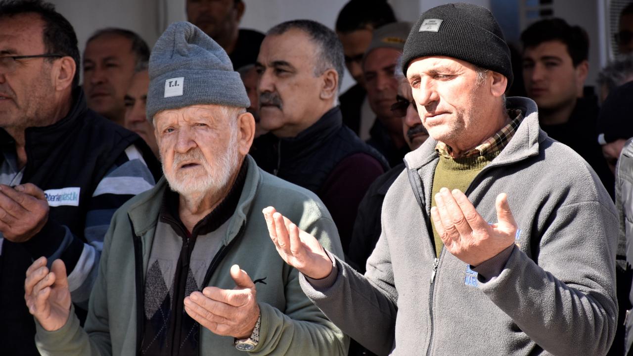 Hüzün dolu son görev… Depremde hayatını kaybedenler için gıyabi cenaze namazı kılındı 32