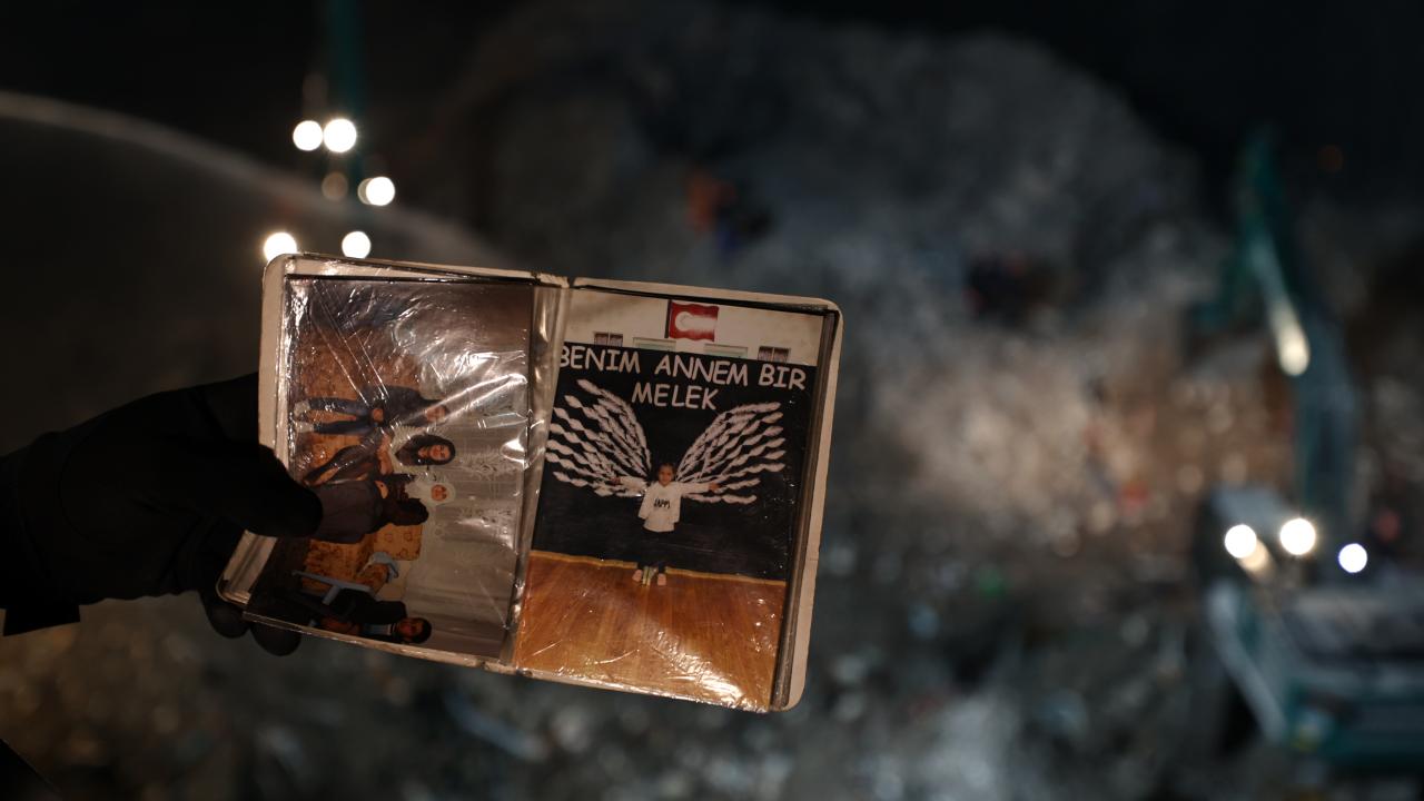 Ebrar Sitesi'nin enkazından geriye fotoğraf albümleri kaldı 9