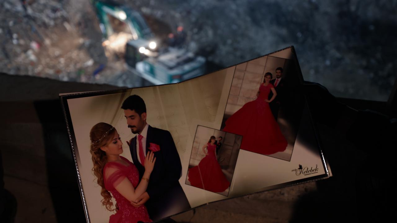 Ebrar Sitesi'nin enkazından geriye fotoğraf albümleri kaldı 10