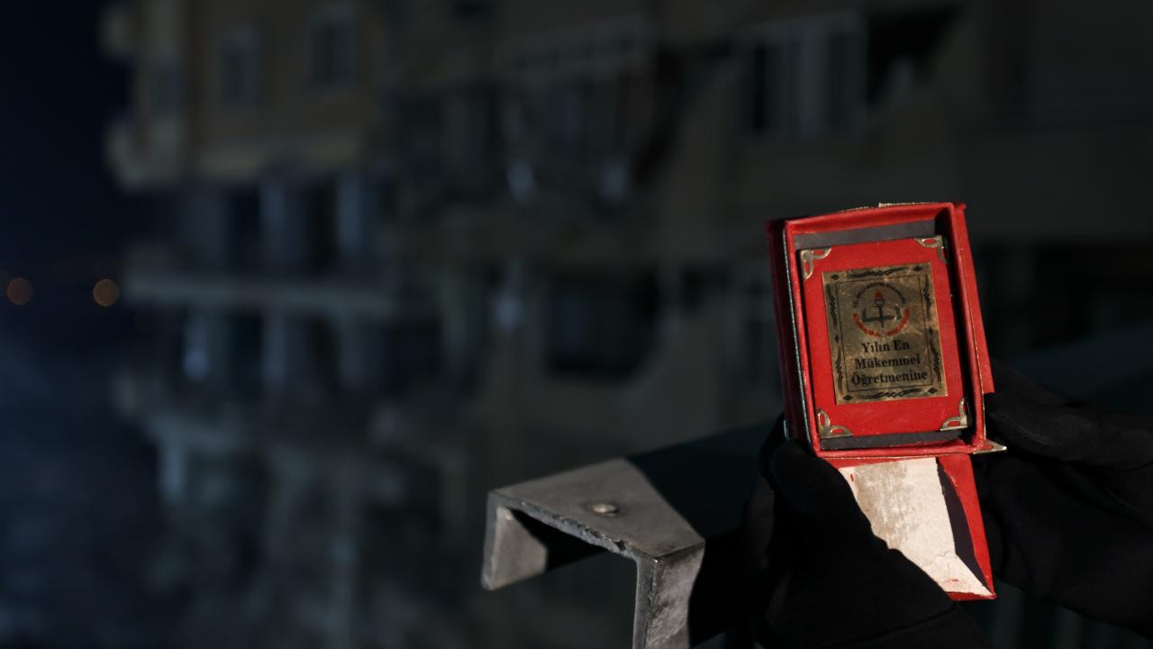 Ebrar Sitesi'nin enkazından geriye fotoğraf albümleri kaldı 11