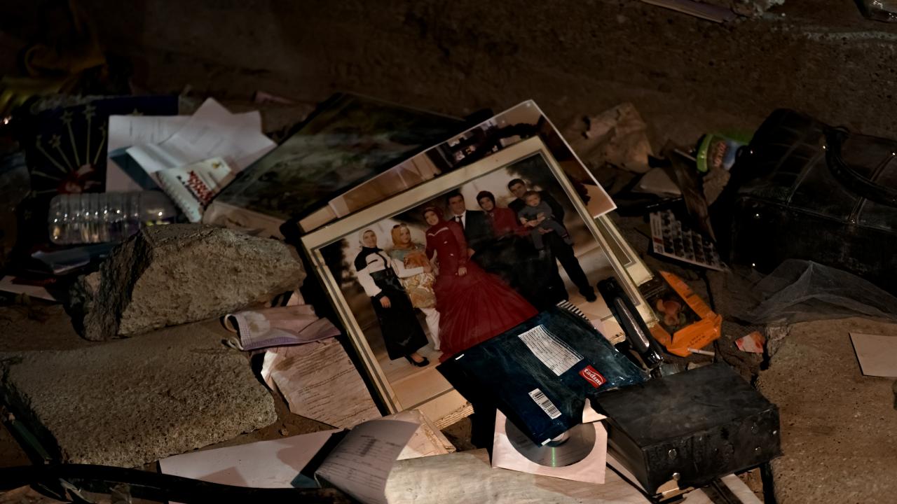 Ebrar Sitesi'nin enkazından geriye fotoğraf albümleri kaldı 2