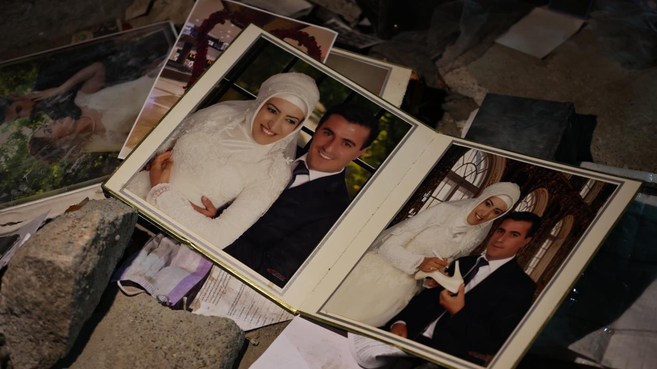 Ebrar Sitesi'nin enkazından geriye fotoğraf albümleri kaldı 7