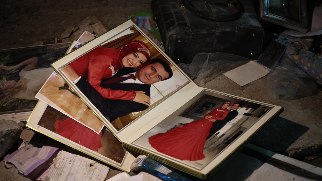 Ebrar Sitesi'nin enkazından geriye fotoğraf albümleri kaldı 8