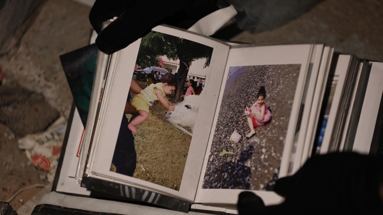 Ebrar Sitesi'nin enkazından geriye fotoğraf albümleri kaldı 4