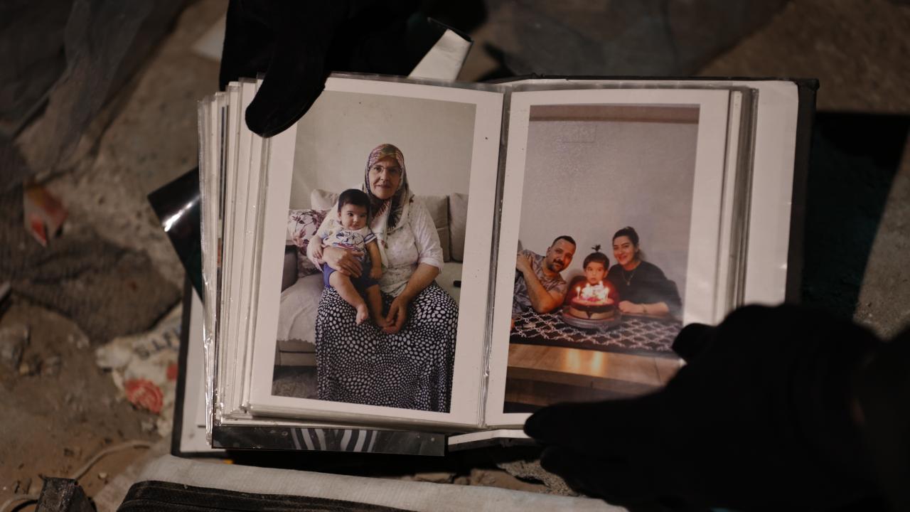 Ebrar Sitesi'nin enkazından geriye fotoğraf albümleri kaldı 5
