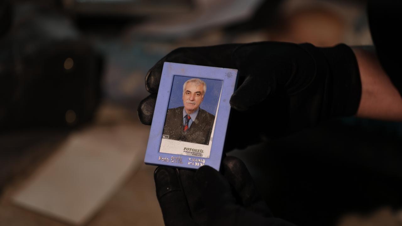 Ebrar Sitesi'nin enkazından geriye fotoğraf albümleri kaldı 6