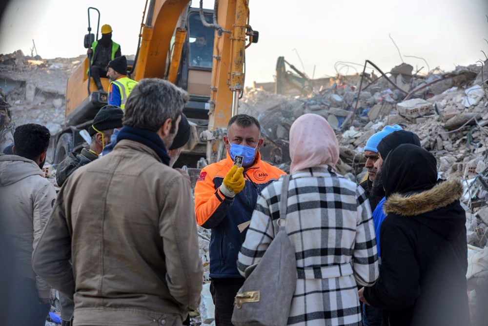 Vesikalık fotoğrafla teşhis! Deprem bölgesinden çarpıcı fotoğraflar 1