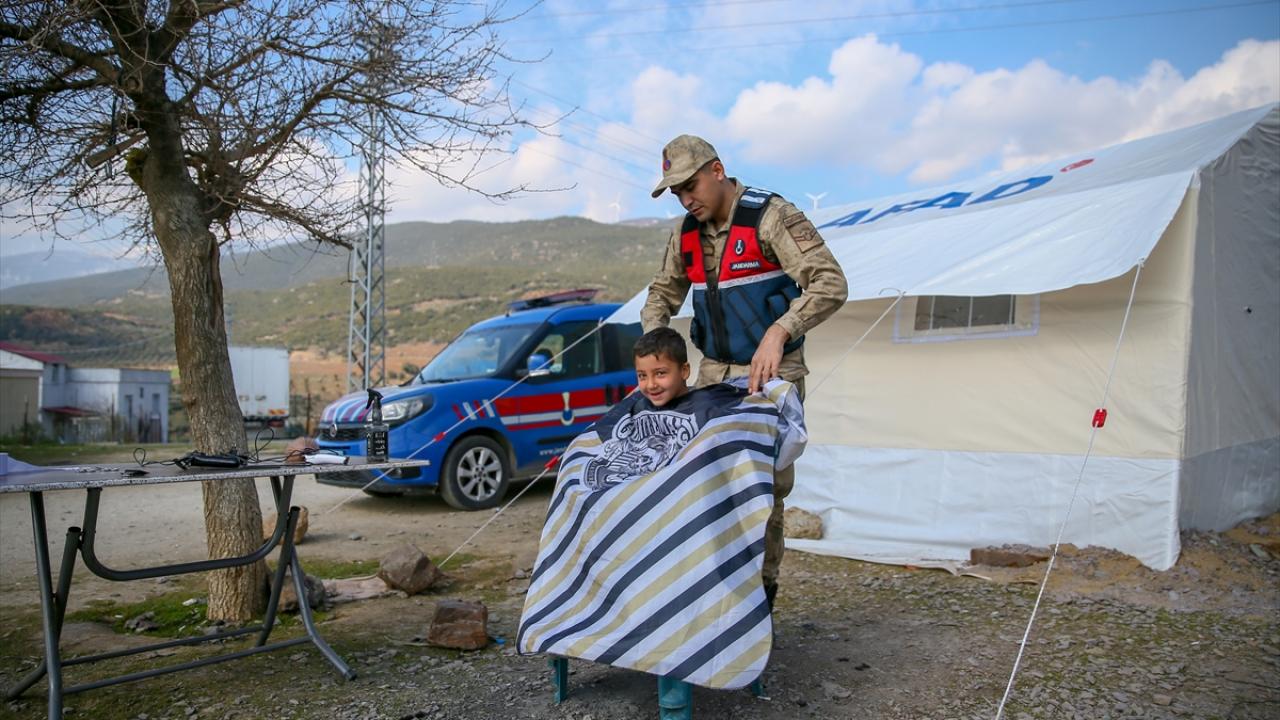 Gaziantep'te jandarma köy köy gezerek depremzedeleri tıraş ediyor 2