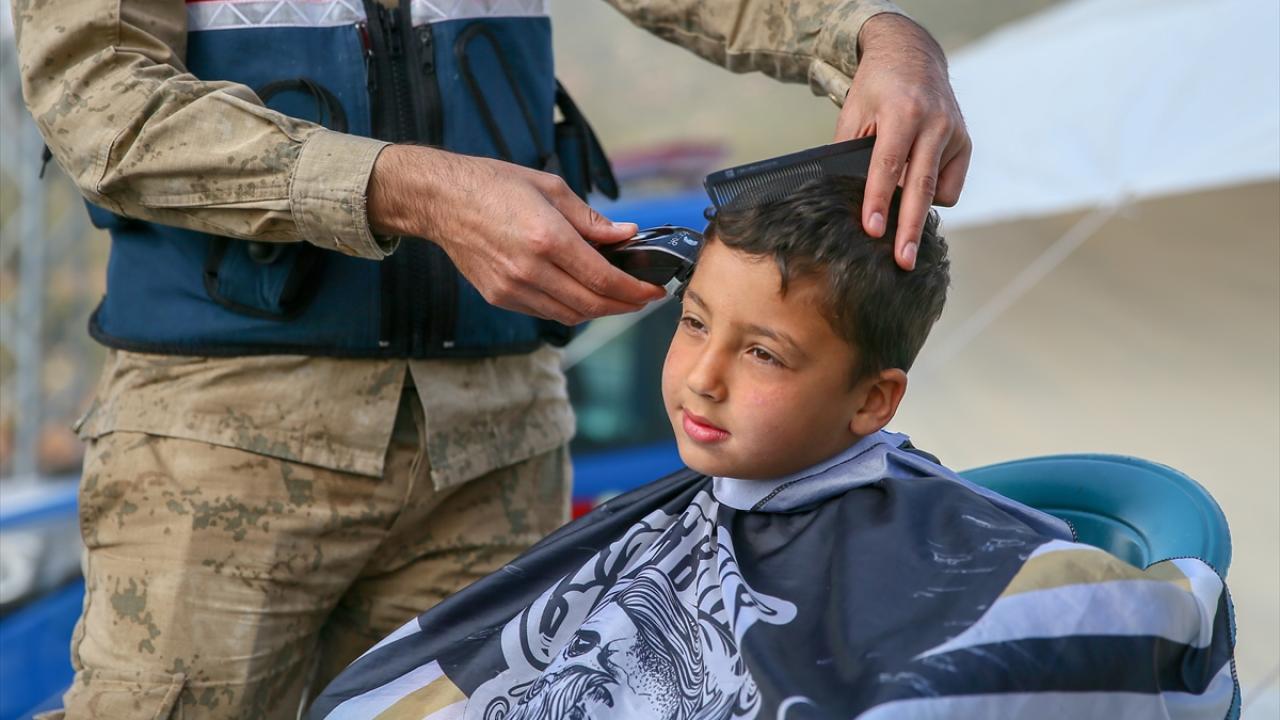 Gaziantep'te jandarma köy köy gezerek depremzedeleri tıraş ediyor 4