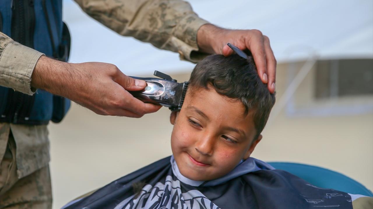 Gaziantep'te jandarma köy köy gezerek depremzedeleri tıraş ediyor 3