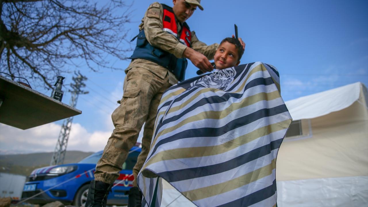 Gaziantep'te jandarma köy köy gezerek depremzedeleri tıraş ediyor 7