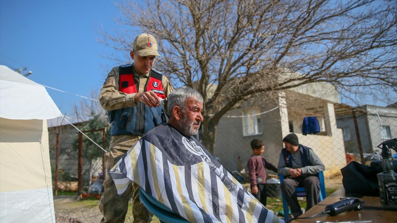 Gaziantep'te jandarma köy köy gezerek depremzedeleri tıraş ediyor 8
