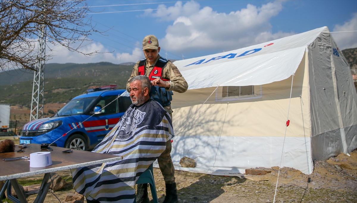 Gaziantep'te jandarma köy köy gezerek depremzedeleri tıraş ediyor 5