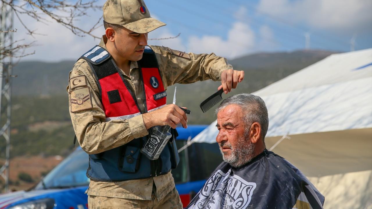 Gaziantep'te jandarma köy köy gezerek depremzedeleri tıraş ediyor 6