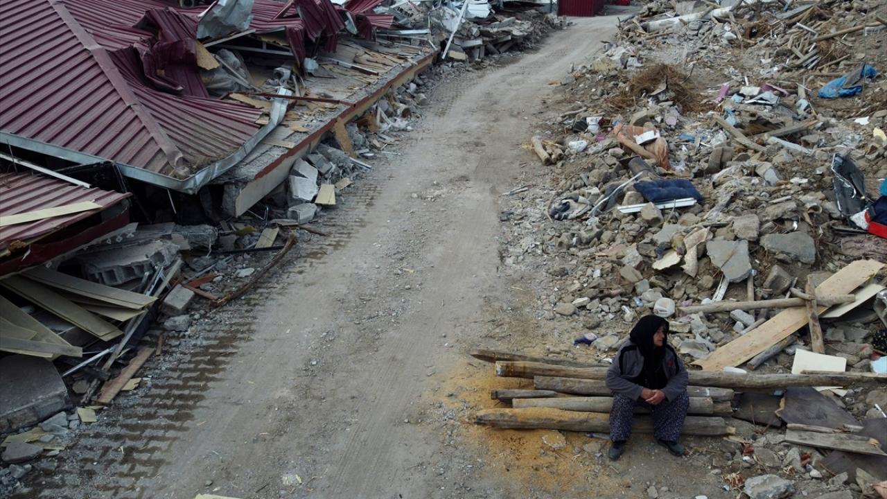 Depremde 2 oğlu, gelini ve 3 torununu kaybetti… Enkaz başında yasını tutuyor 13