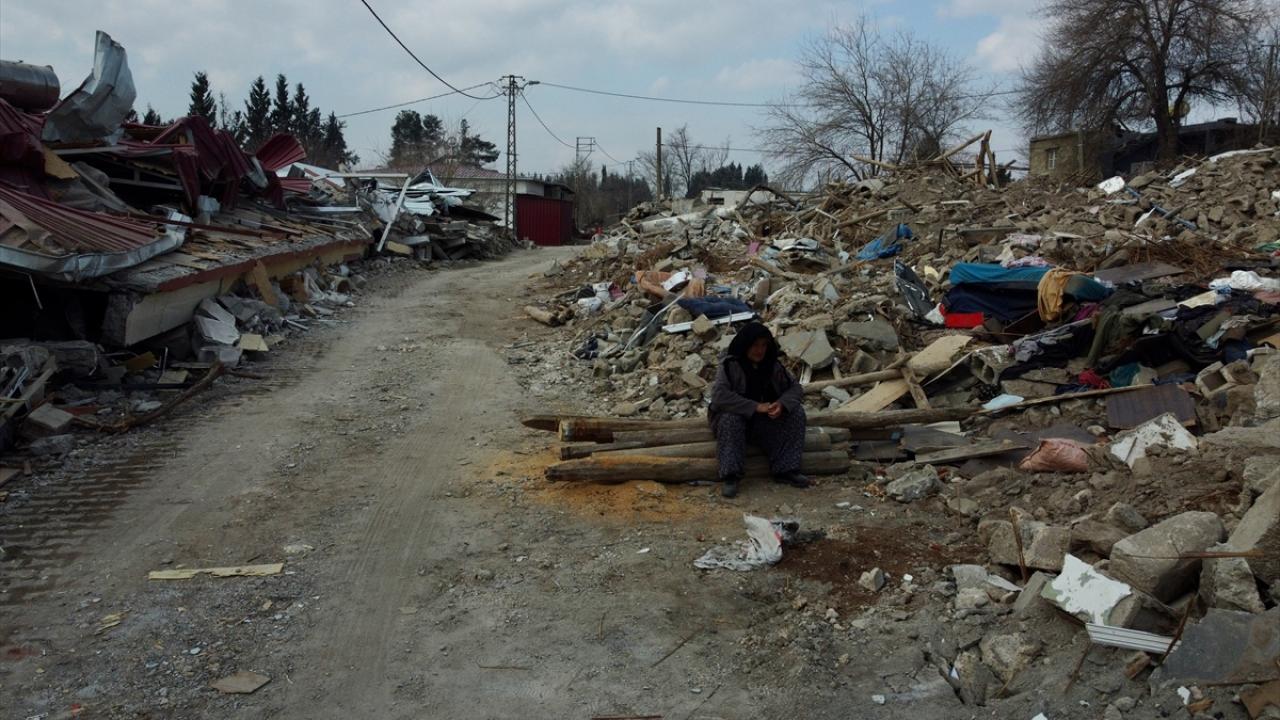 Depremde 2 oğlu, gelini ve 3 torununu kaybetti… Enkaz başında yasını tutuyor 10