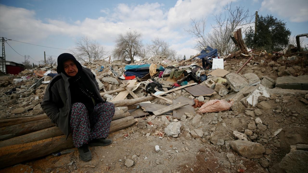 Depremde 2 oğlu, gelini ve 3 torununu kaybetti… Enkaz başında yasını tutuyor 6