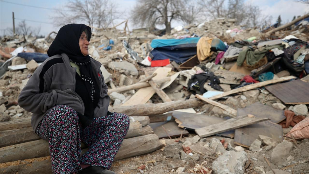 Depremde 2 oğlu, gelini ve 3 torununu kaybetti… Enkaz başında yasını tutuyor 8