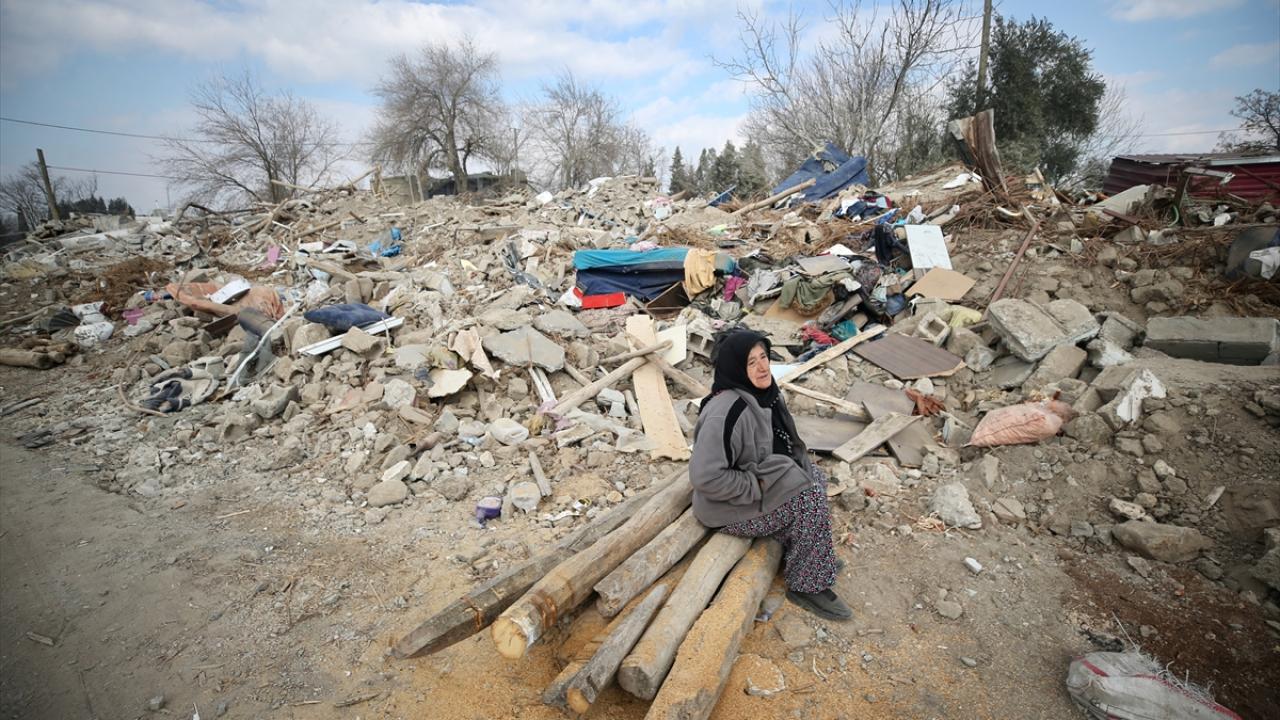 Depremde 2 oğlu, gelini ve 3 torununu kaybetti… Enkaz başında yasını tutuyor 5
