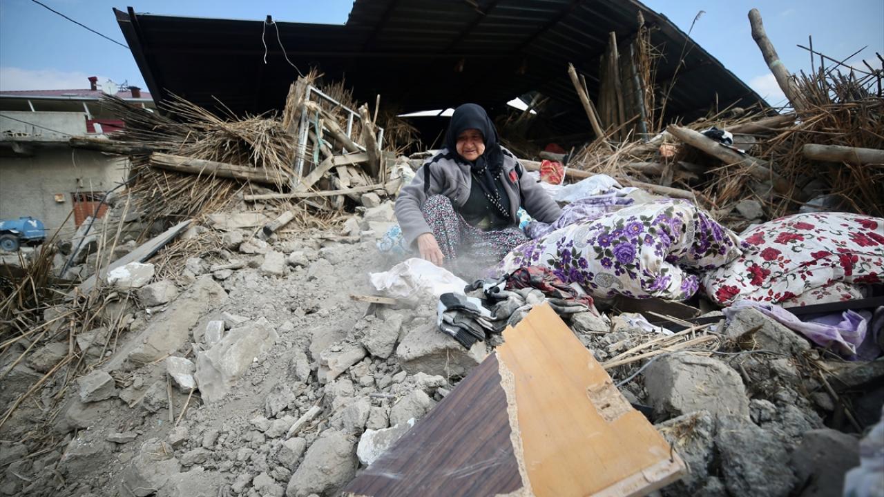 Depremde 2 oğlu, gelini ve 3 torununu kaybetti… Enkaz başında yasını tutuyor 2