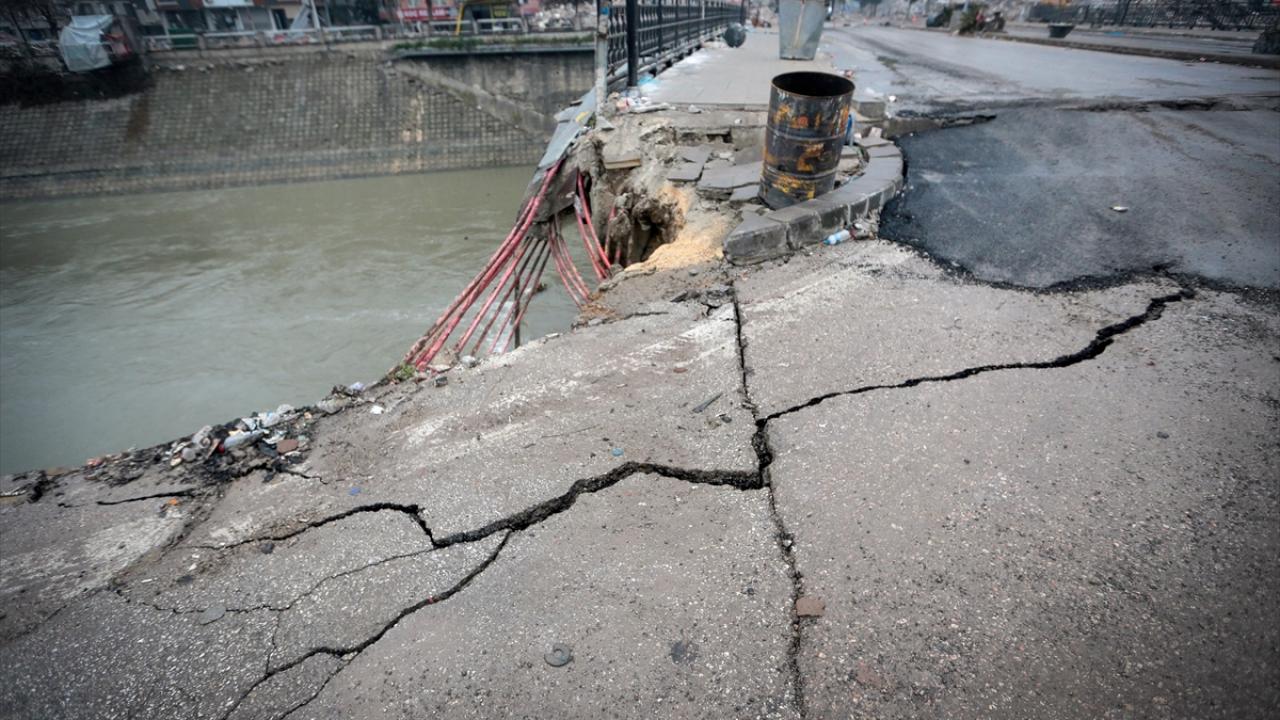 Hatay merkezli depremde yol ve köprüler de zarar gördü 6