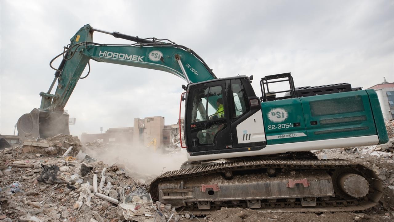 Bir can daha kurtarma umuduyla yakınlarının cenazesine dahi katılmadı 2