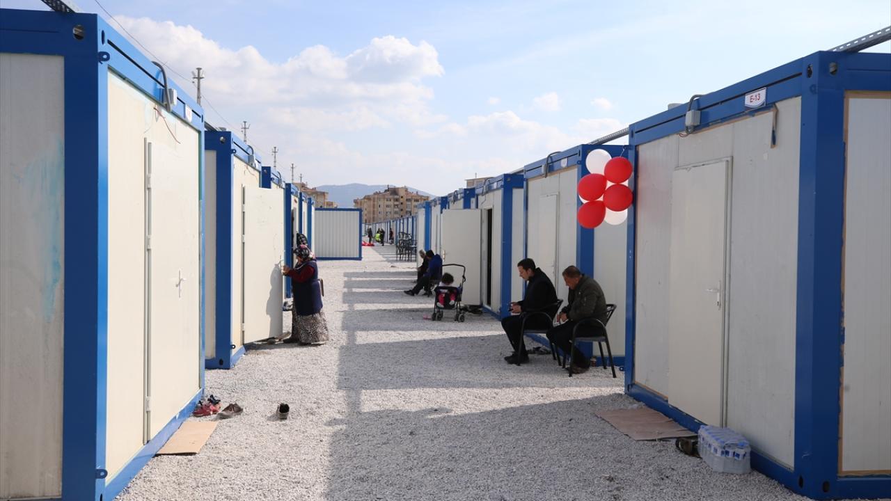 Gaziantep'te depremzedeler geçici barınma alanlarında kalmaya başladı 13