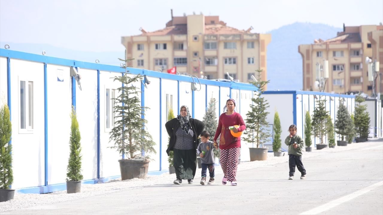 Gaziantep'te depremzedeler geçici barınma alanlarında kalmaya başladı 12